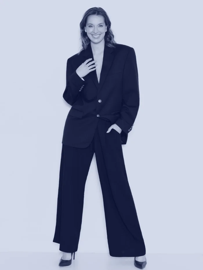 Maria Golob de terno